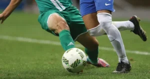 Bóng Trong Cuộc Và Bóng Ngoài Cuộc Trong Luật Bóng Đá Hiện Đại 2026