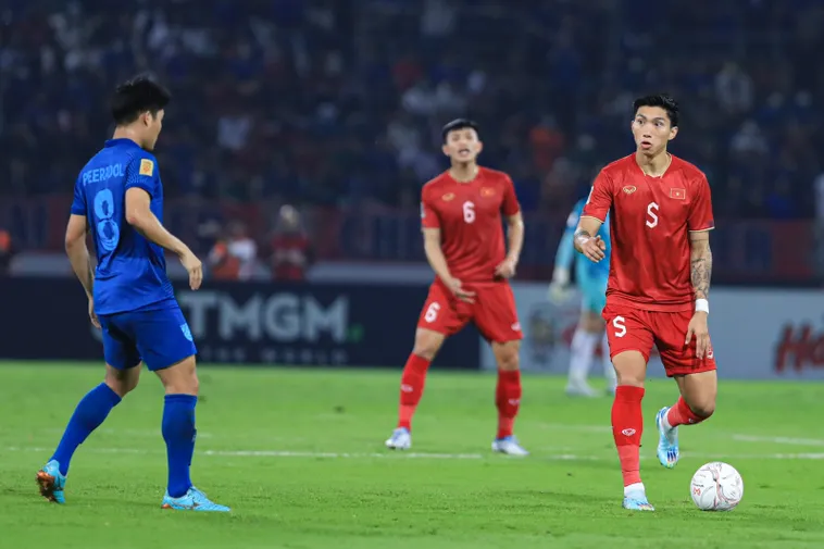 Đá Thòng Trung Vệ Là Gì Vai Trò Và Cách Chơi Hiệu Quả Trong Phòng Ngự